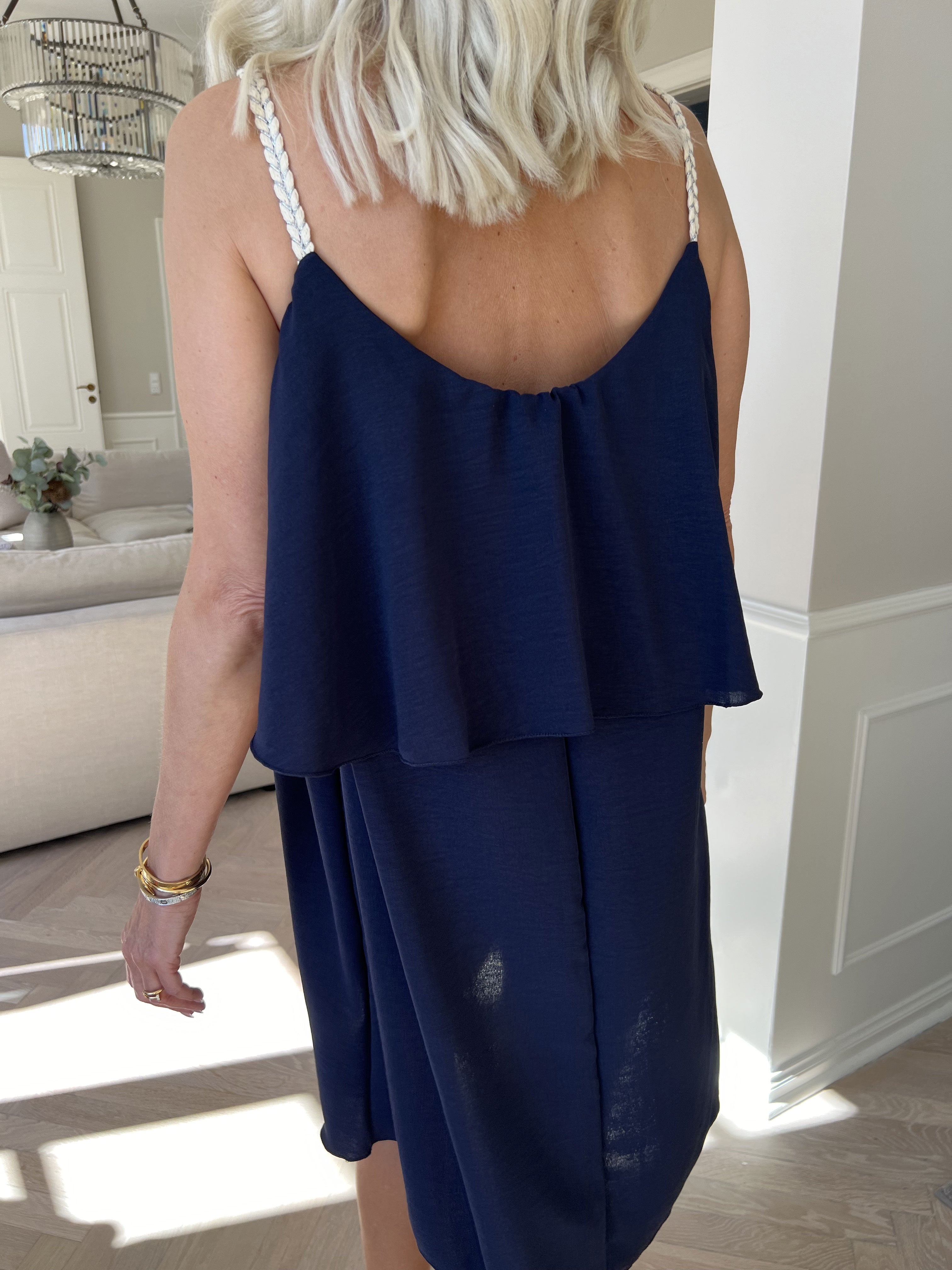 Blanca - Flæsekjole med flettede stropper